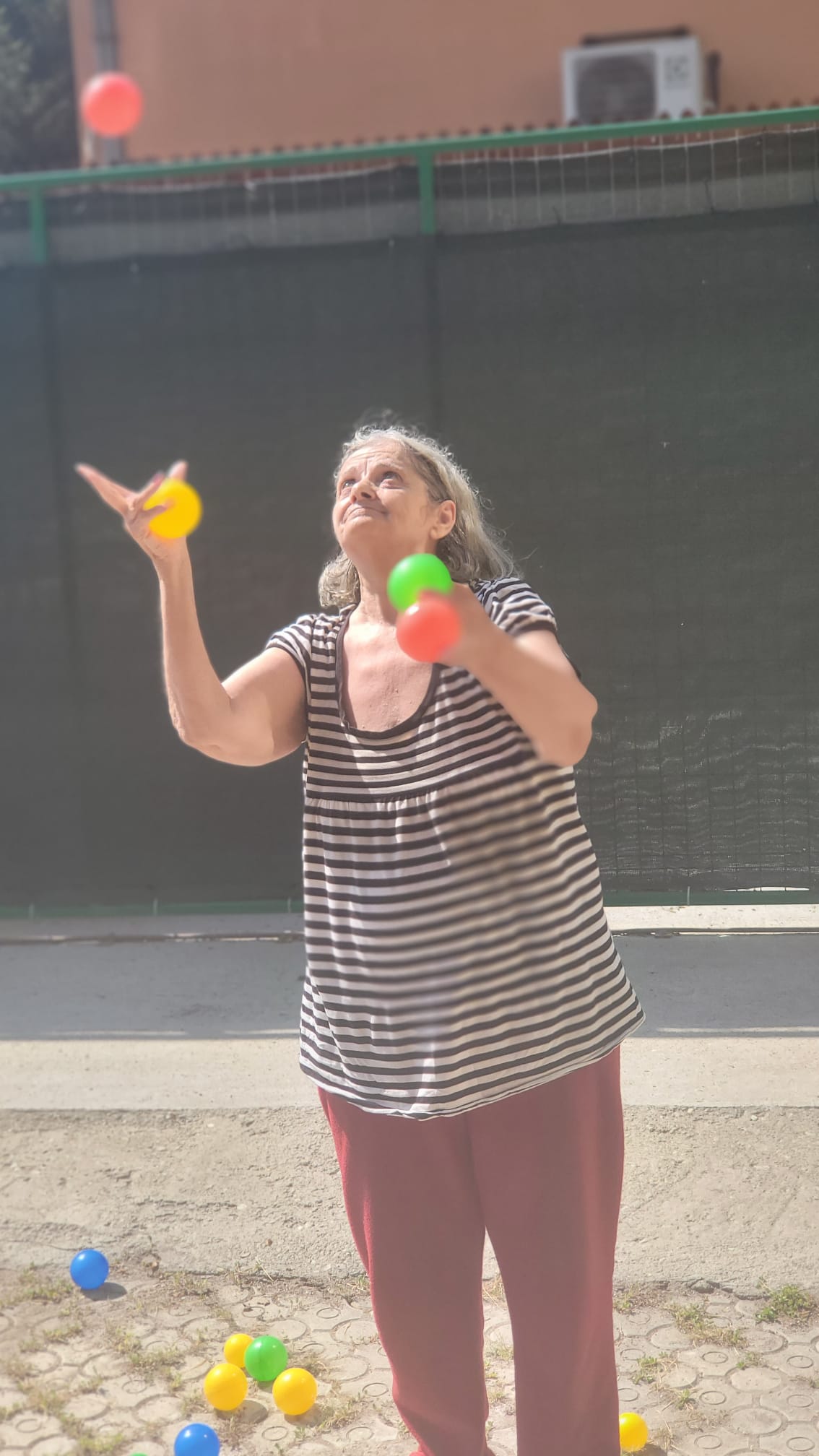 Îngrijitoare ajutând o persoană vârstnică